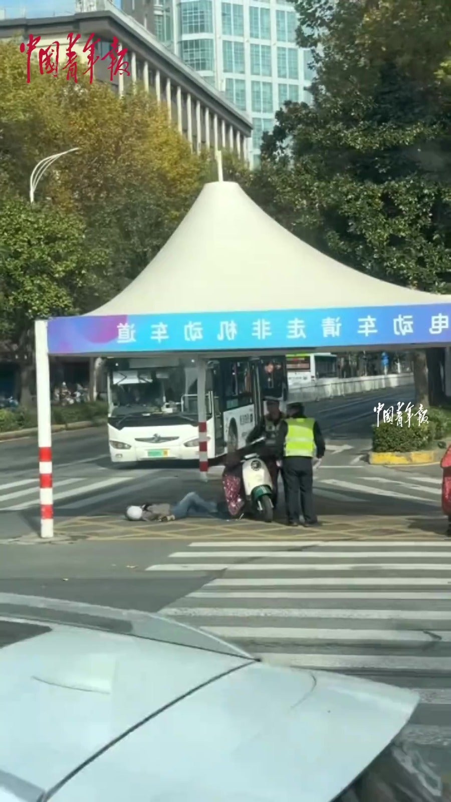 女子违规交警出发躺地撒野大闹 5