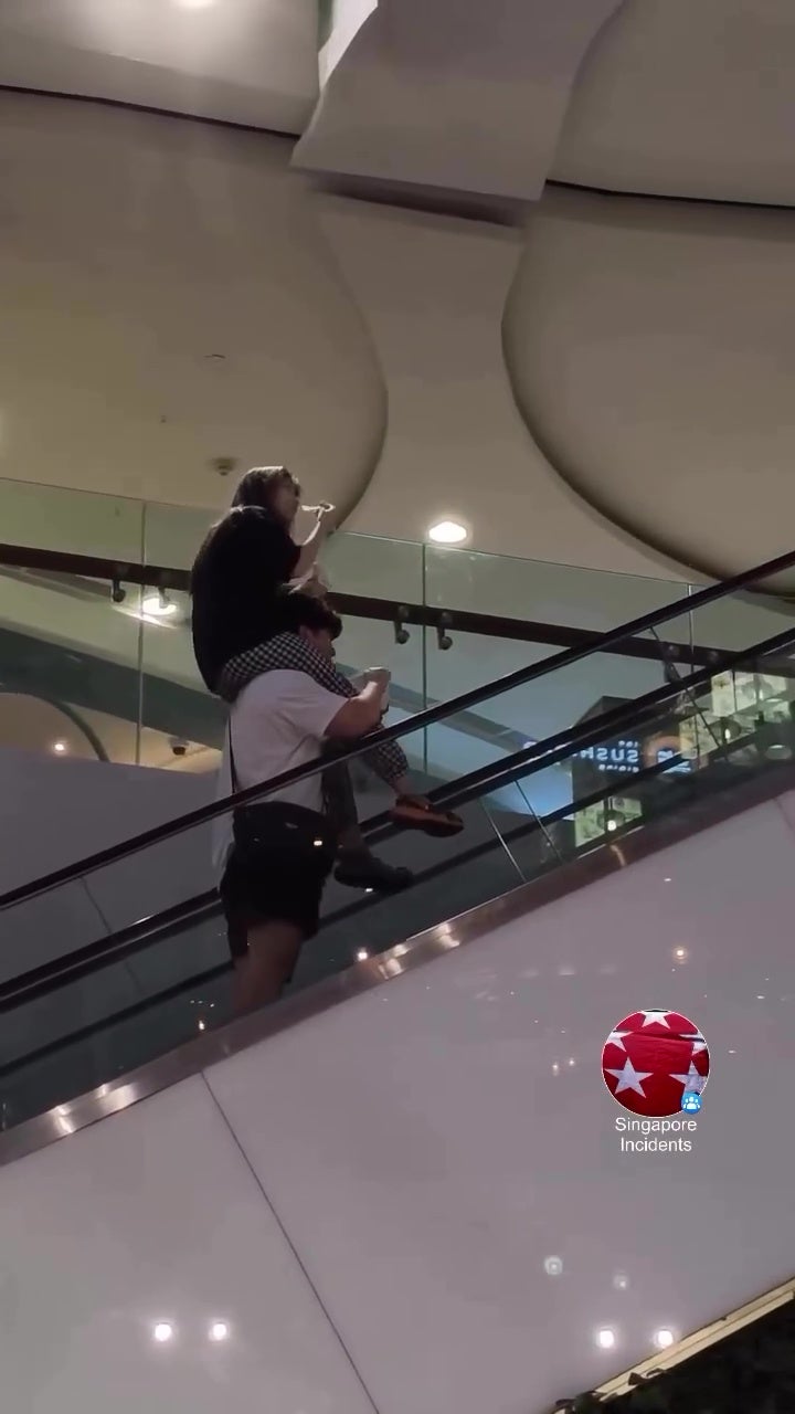 女子骑肩搭商场自动扶梯吃冰淇淋 1