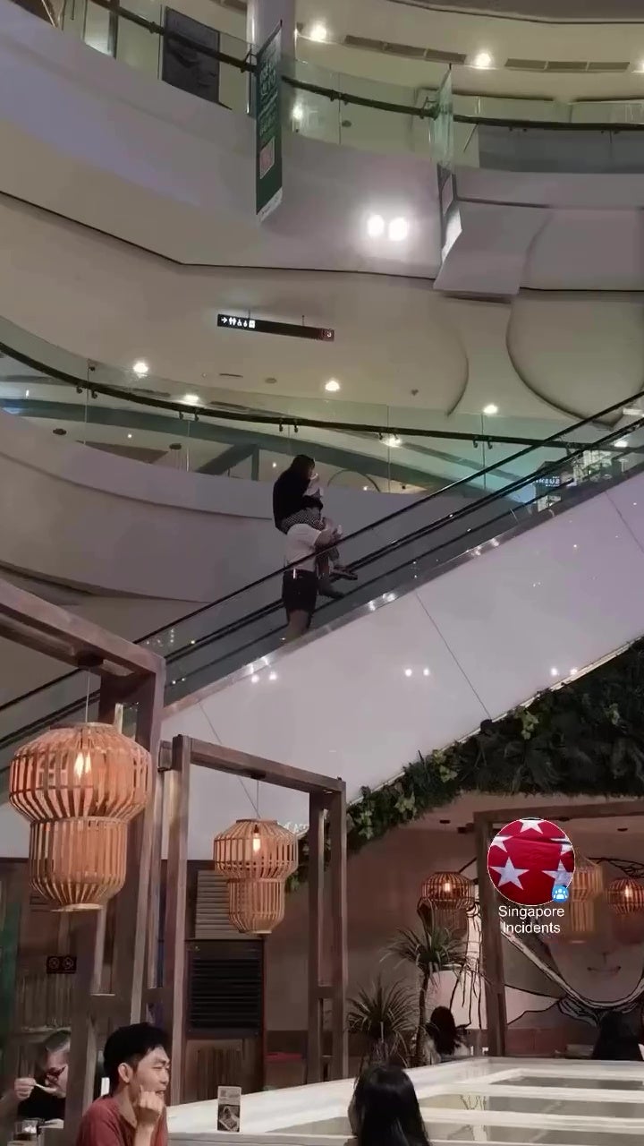 女子骑肩搭商场自动扶梯吃冰淇淋 2