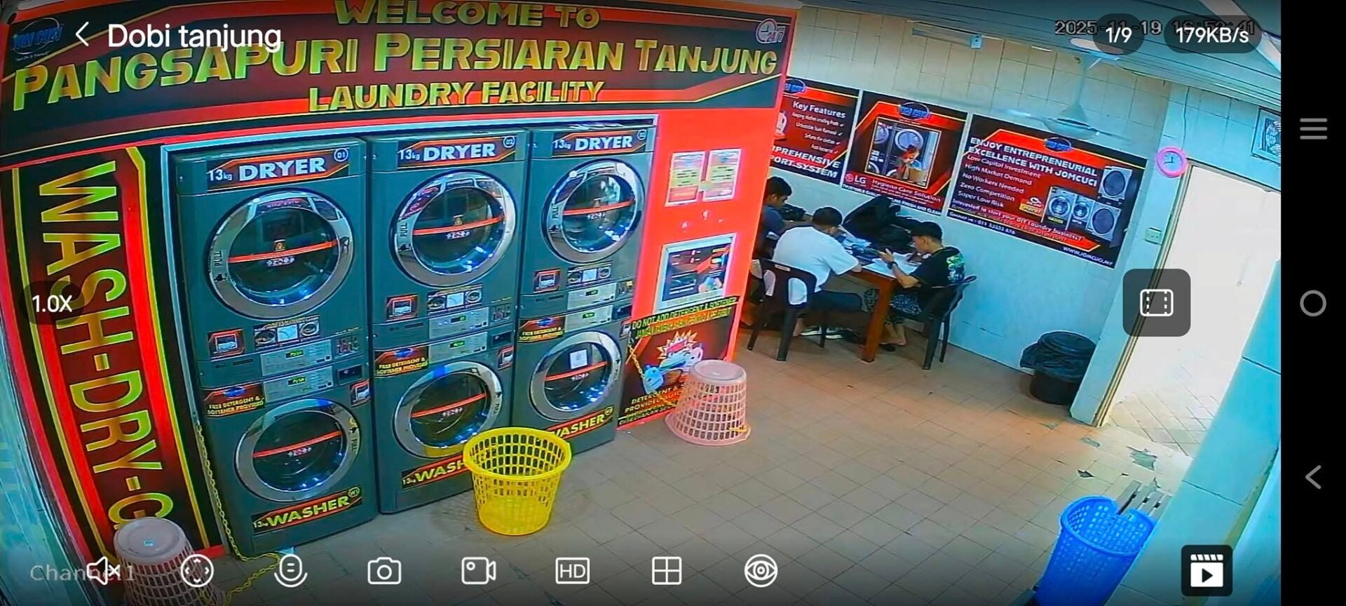 学生在自助洗衣店温习功课老板欣慰计划添舒服的椅子 1