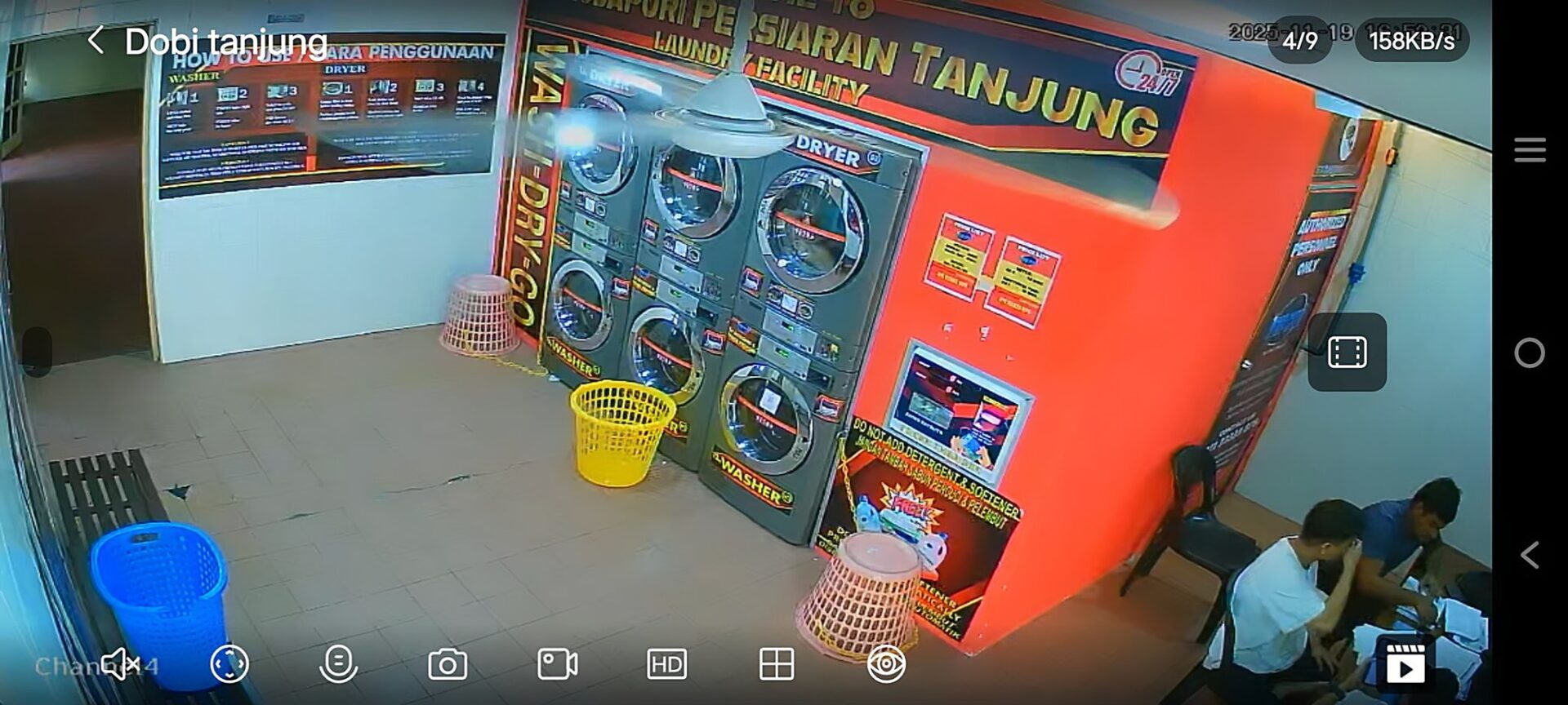 学生在自助洗衣店温习功课老板欣慰计划添舒服的椅子 2