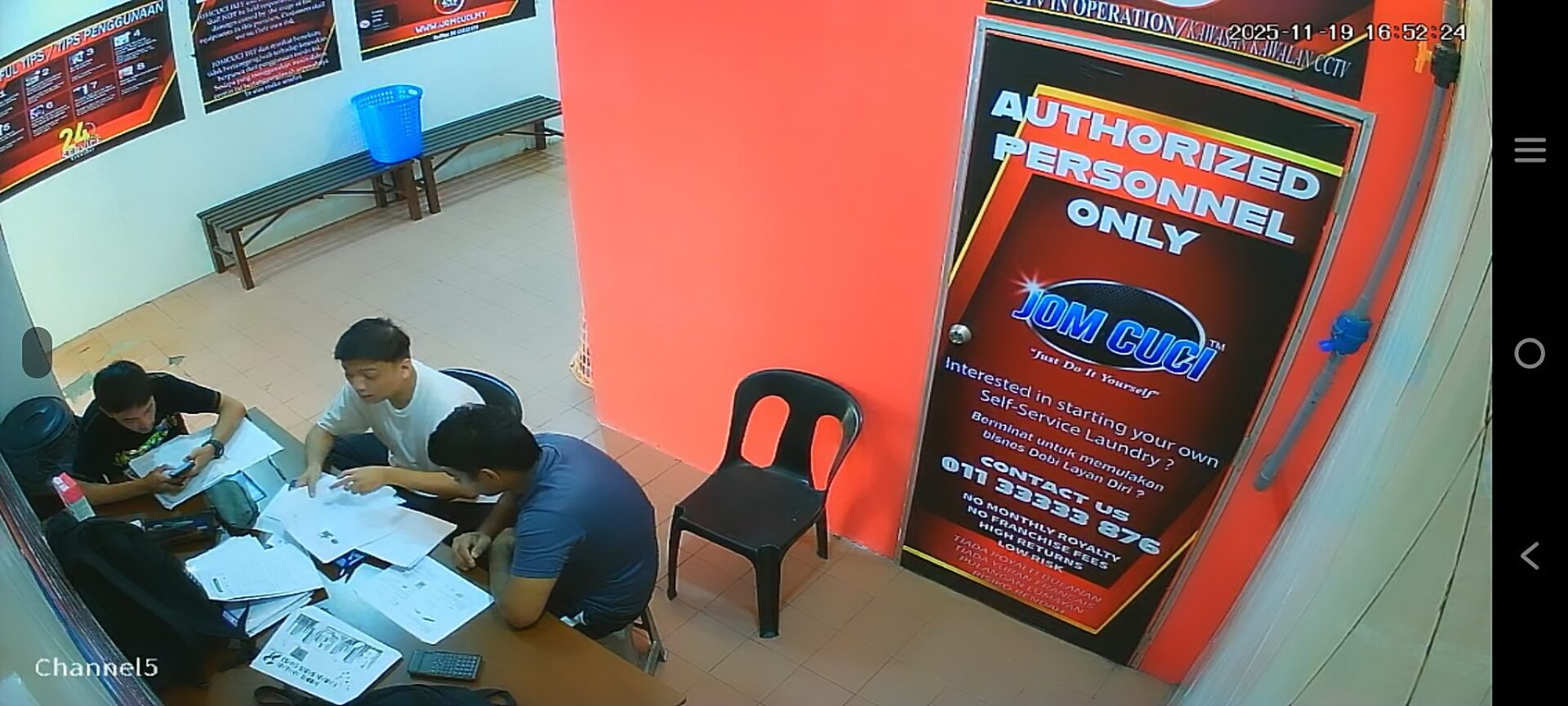 学生在自助洗衣店温习功课老板欣慰计划添舒服的椅子 3