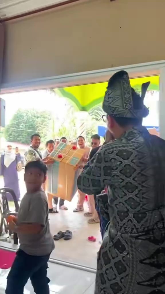 新郎随口一句玩笑朋友凑钱婚礼送洗衣机 6