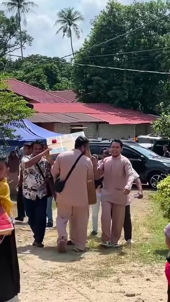 新郎随口一句玩笑朋友凑钱婚礼送洗衣机 7