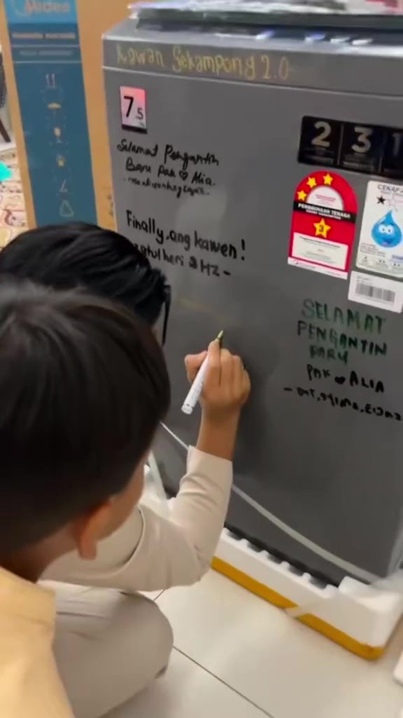 新郎随口一句玩笑朋友凑钱婚礼送洗衣机 9