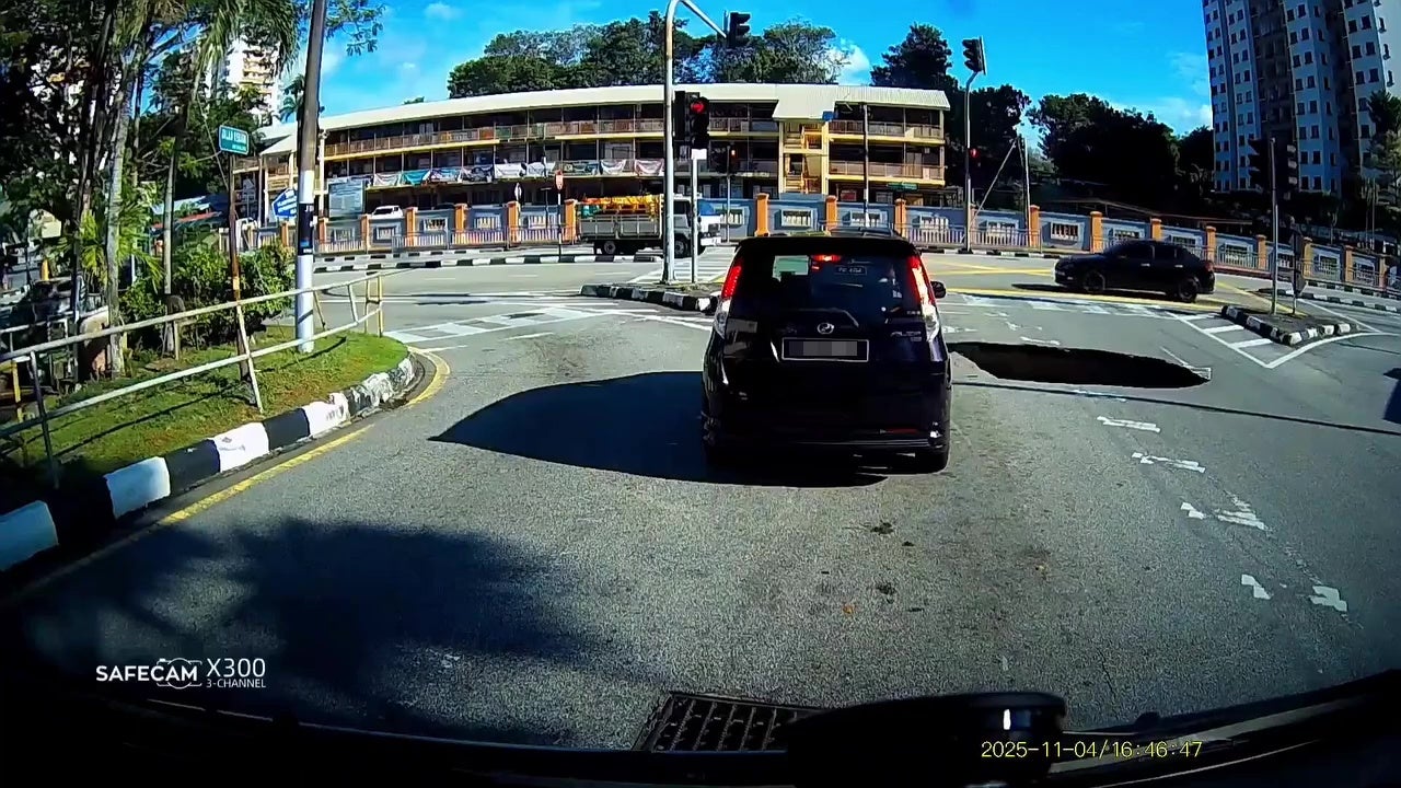 槟城新港马路大地坑地陷曝光车旁边 1