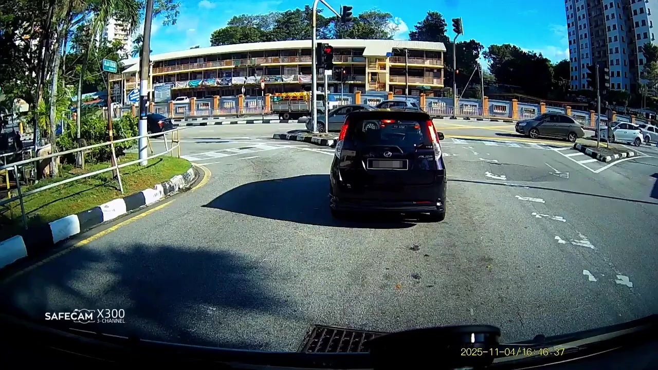 槟城新港马路大地坑地陷曝光车旁边 2