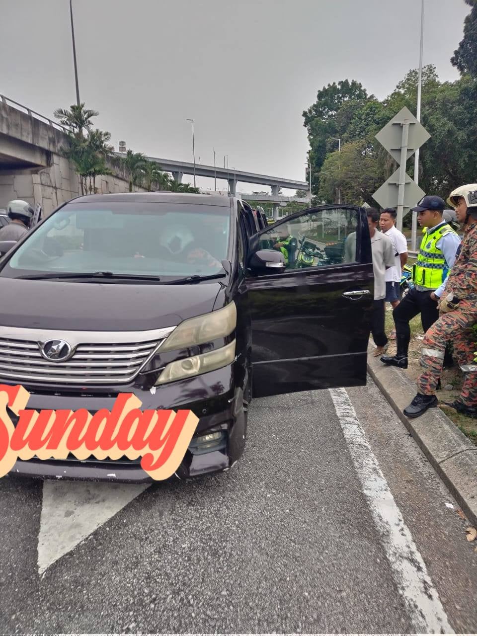 男子疲劳过度等红绿灯车里睡着消防员强行开车门