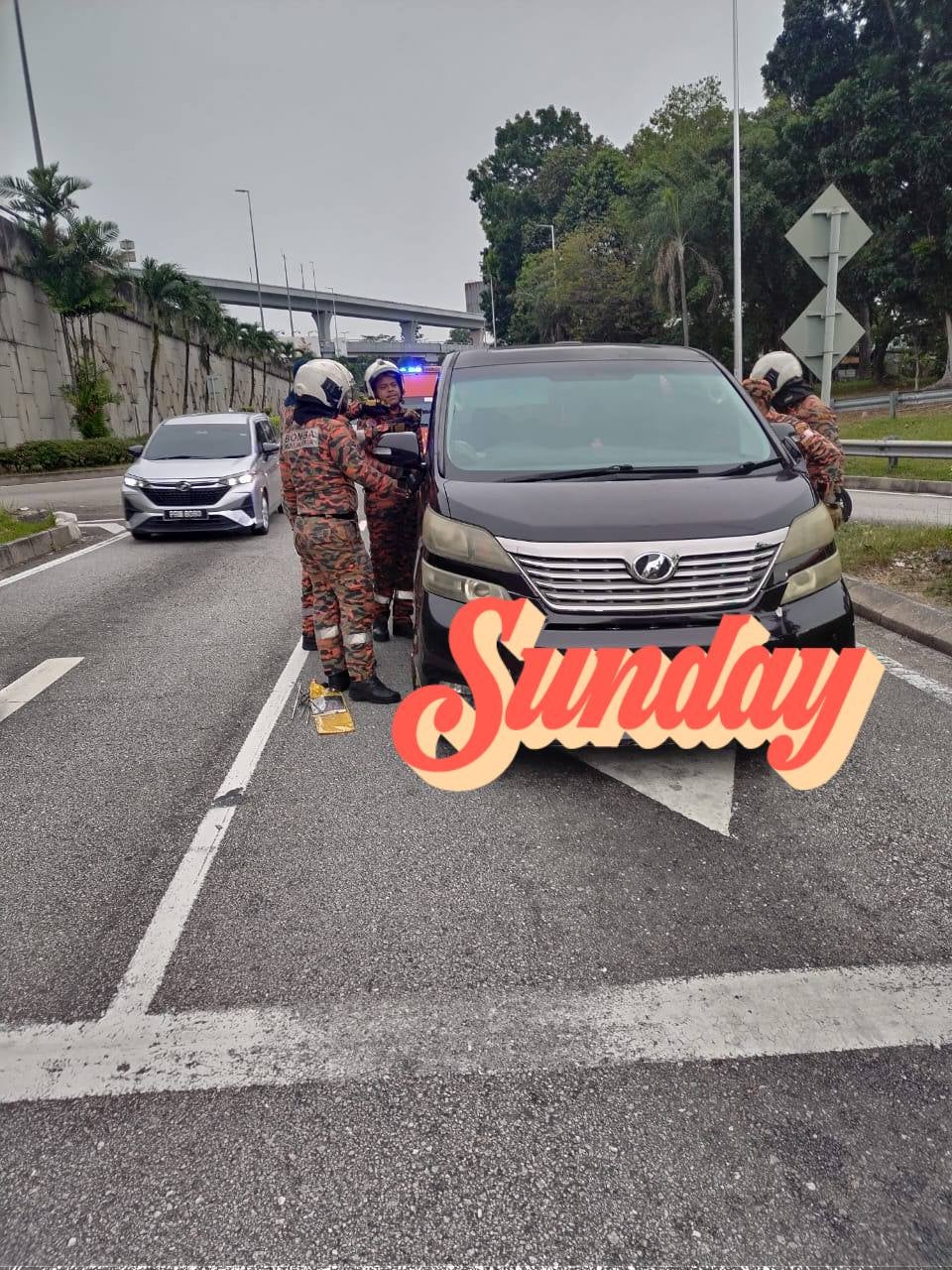 男子疲劳过度等红绿灯车里睡着消防员强行开车门2