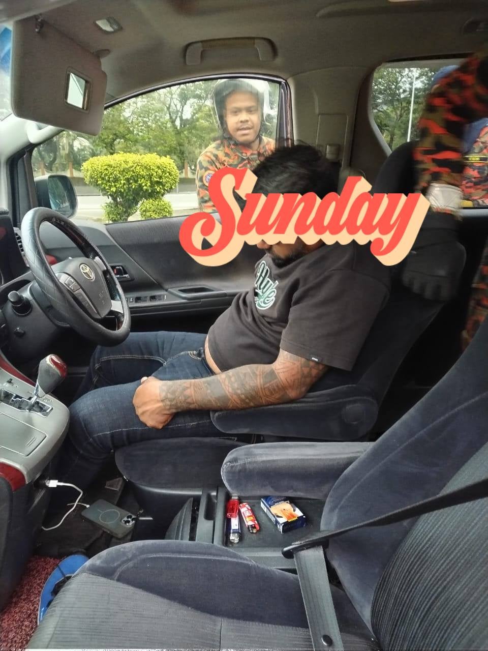 男子疲劳过度等红绿灯车里睡着消防员强行开车门3