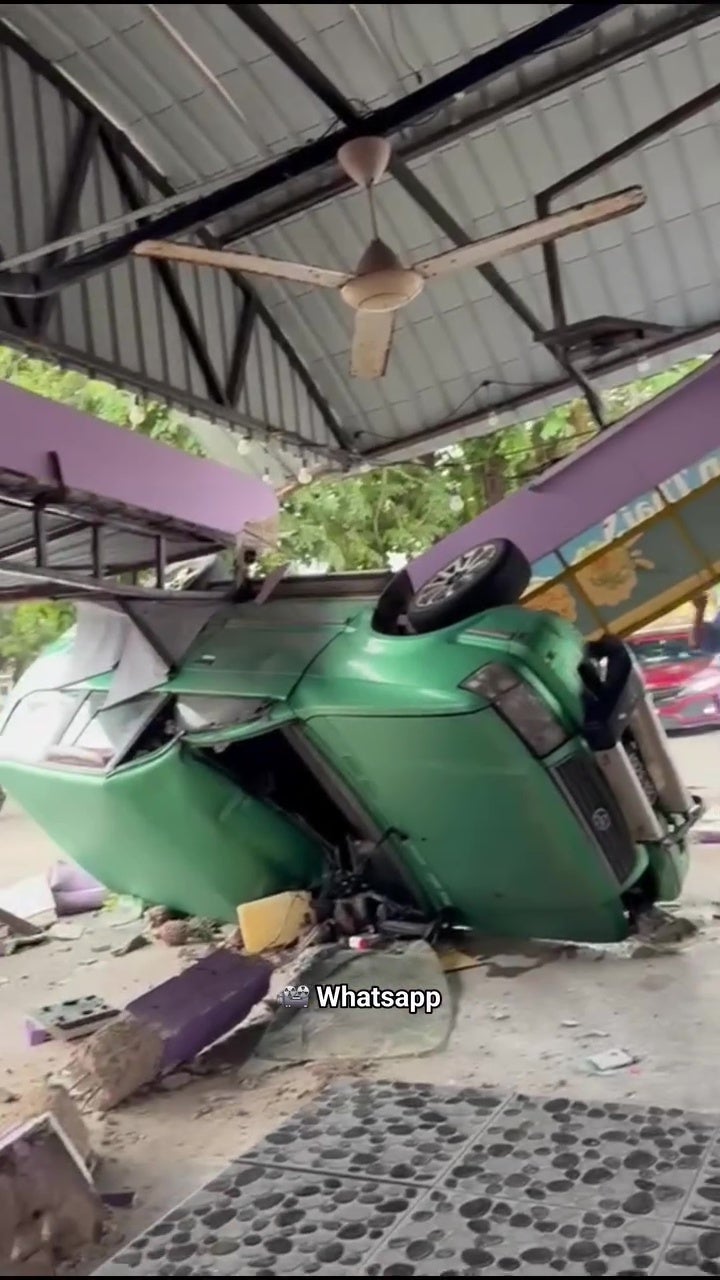 60岁司机开车失控撞进小食档受伤 1