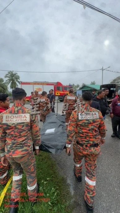 77岁男子坐电动轮椅出门喝早茶掉河道 2