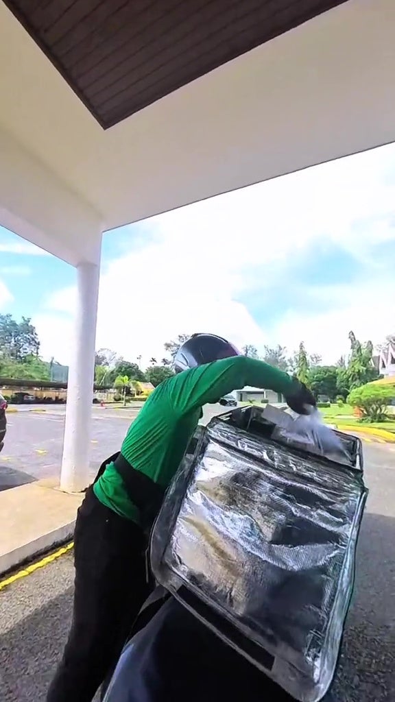 Ahmad Nabil king of one arm food delivery rider 4