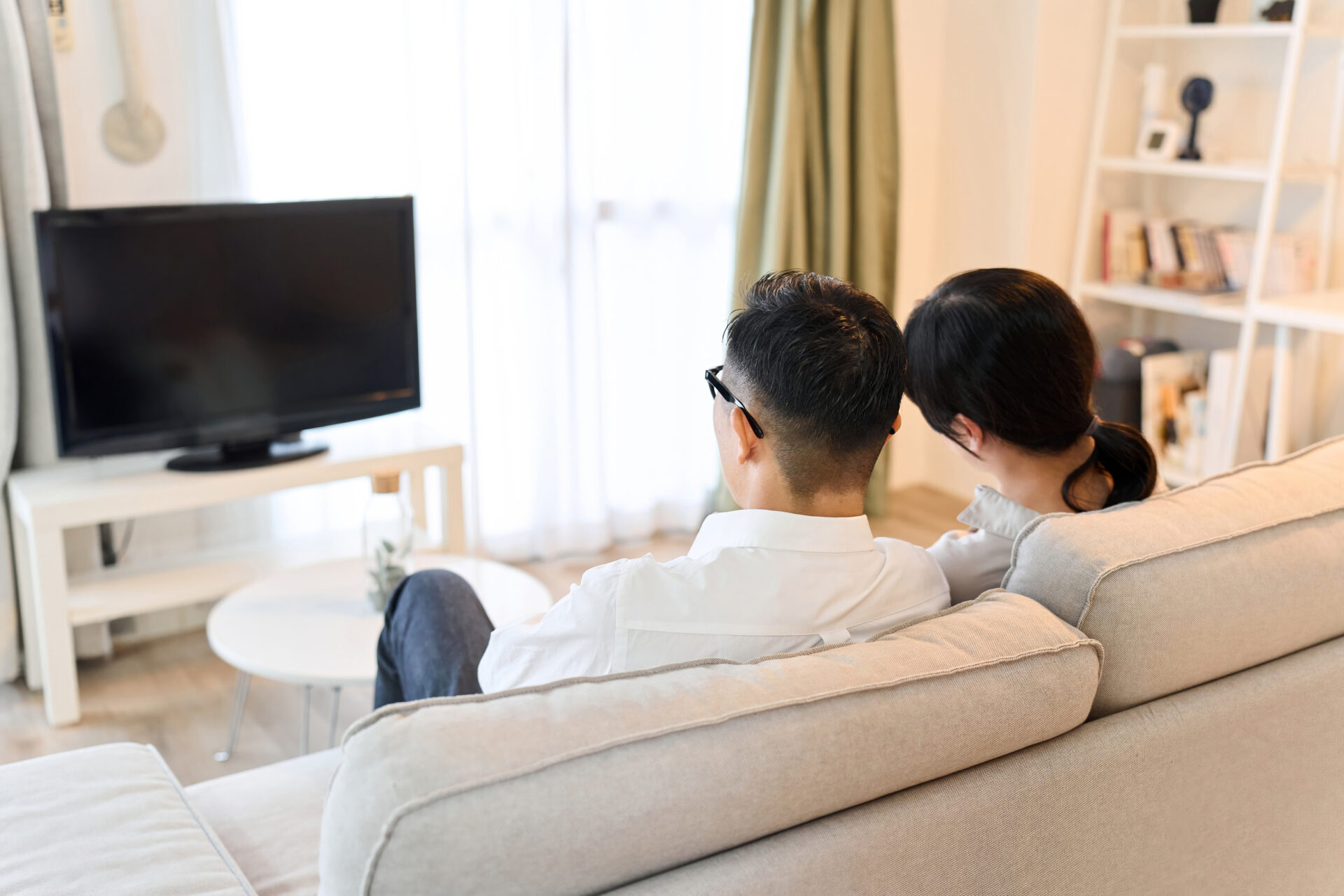 couple home living room tv sofa 123rf