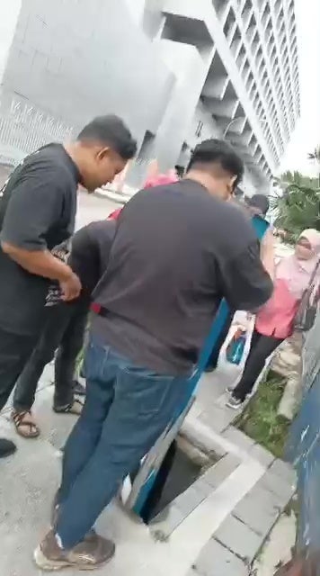 kid fell longkang cover spoil 2