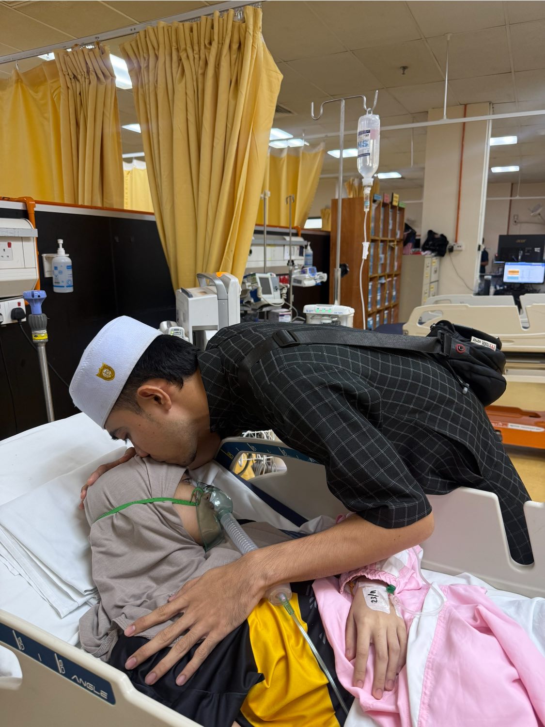 man sells gold for wife 1