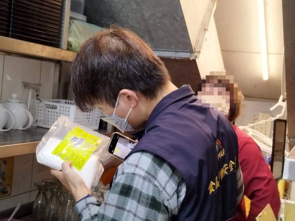 台中奶茶店拿错保温瓶顾客喝到清洁剂喉咙灼伤