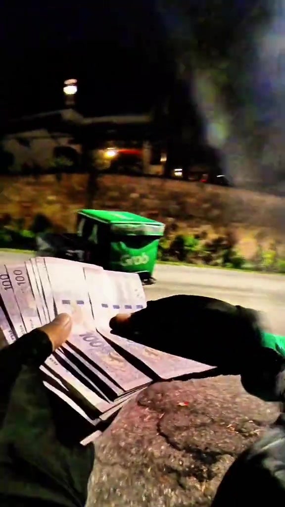 外国顾客懒得兑换本国货币直接给送餐员一叠RM100小费 3