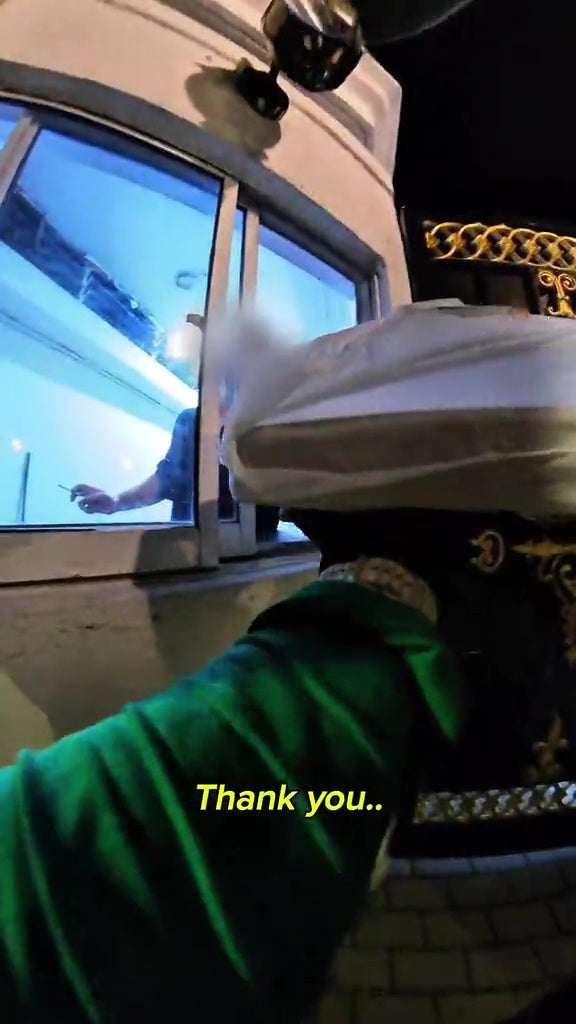 外国顾客懒得兑换本国货币直接给送餐员一叠RM100小费 7