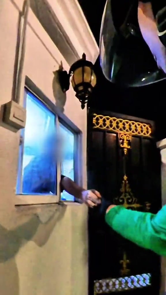 外国顾客懒得兑换本国货币直接给送餐员一叠RM100小费 8