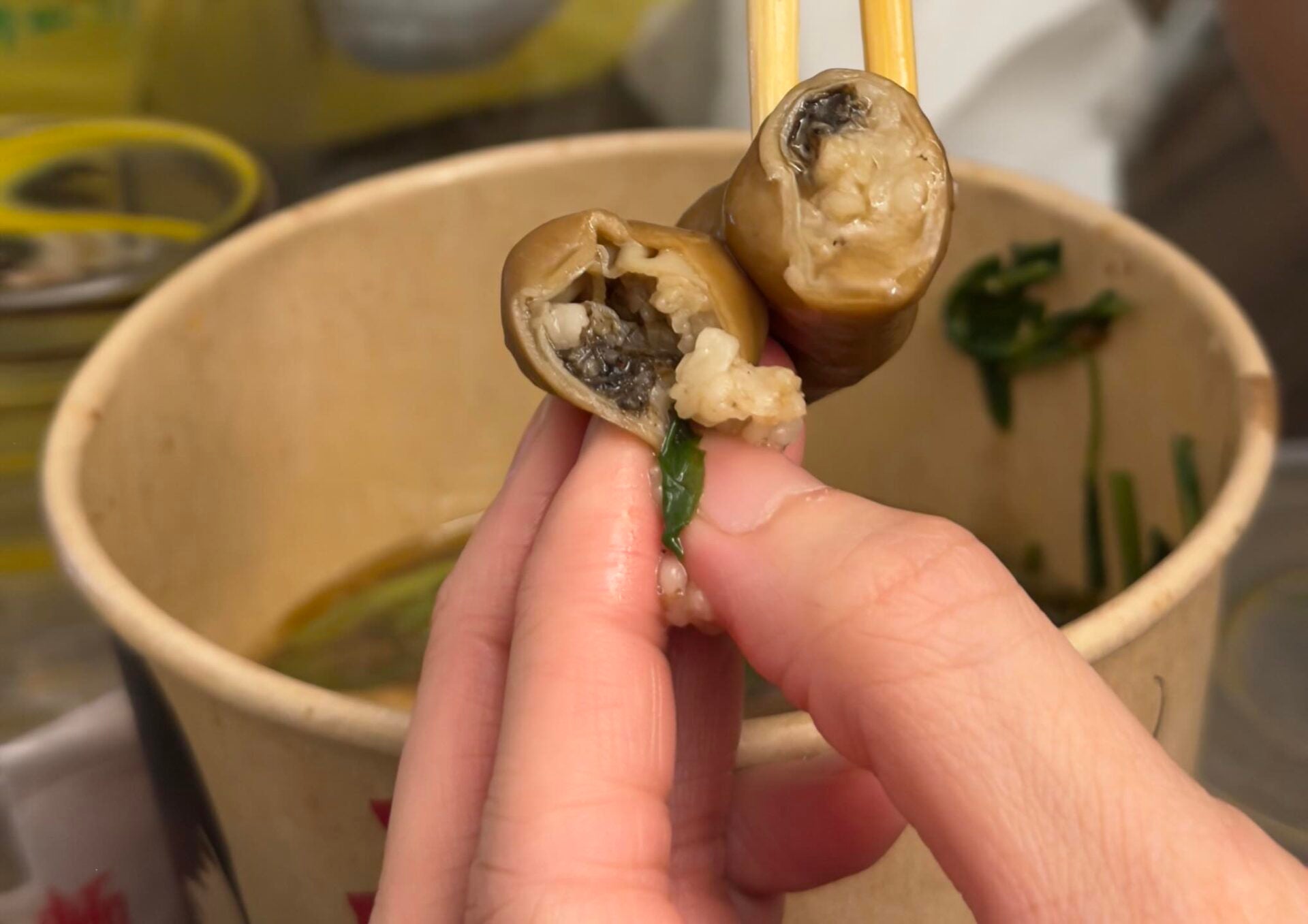 女子吃米其林车仔面发现猪肠内黑色异物