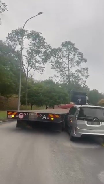 拖格罗里经过非法停车车辆碰撞休息站 4