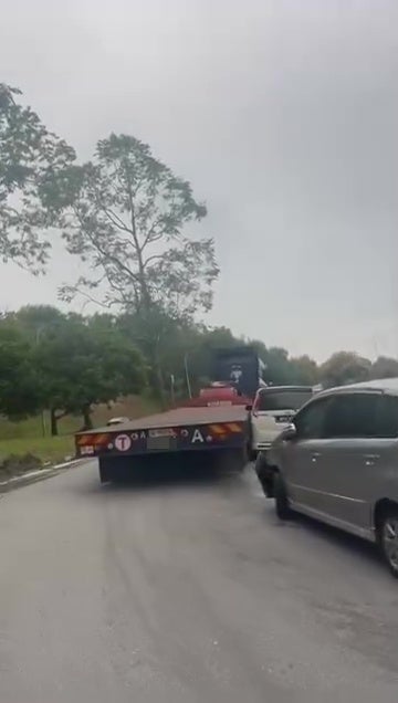 拖格罗里经过非法停车车辆碰撞休息站 5