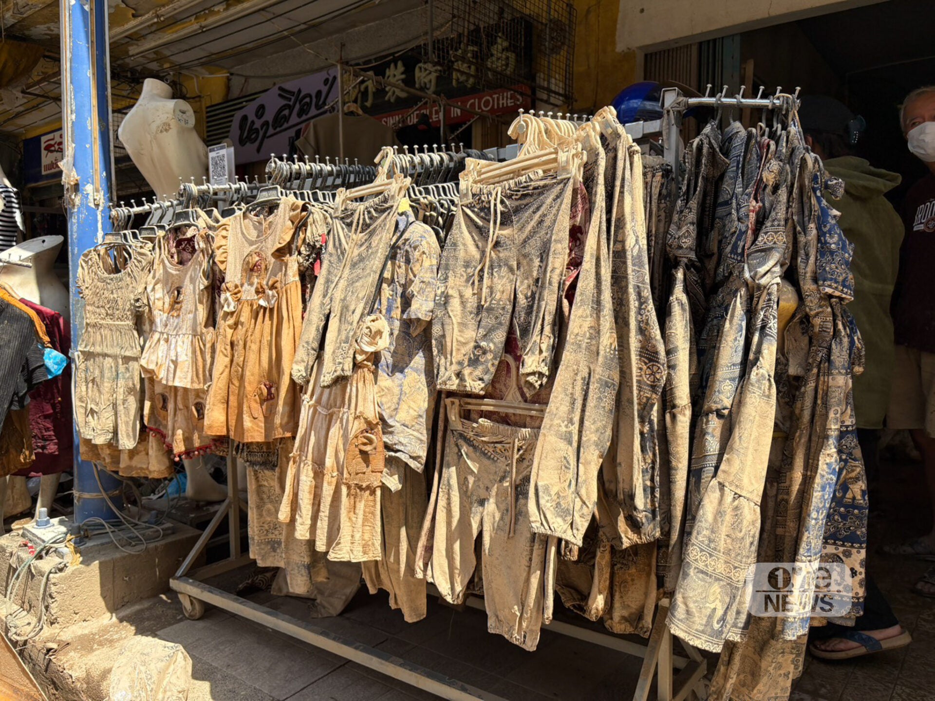 泰南大水灾毁所有70岁服装店老板痛哭如何重新来过2