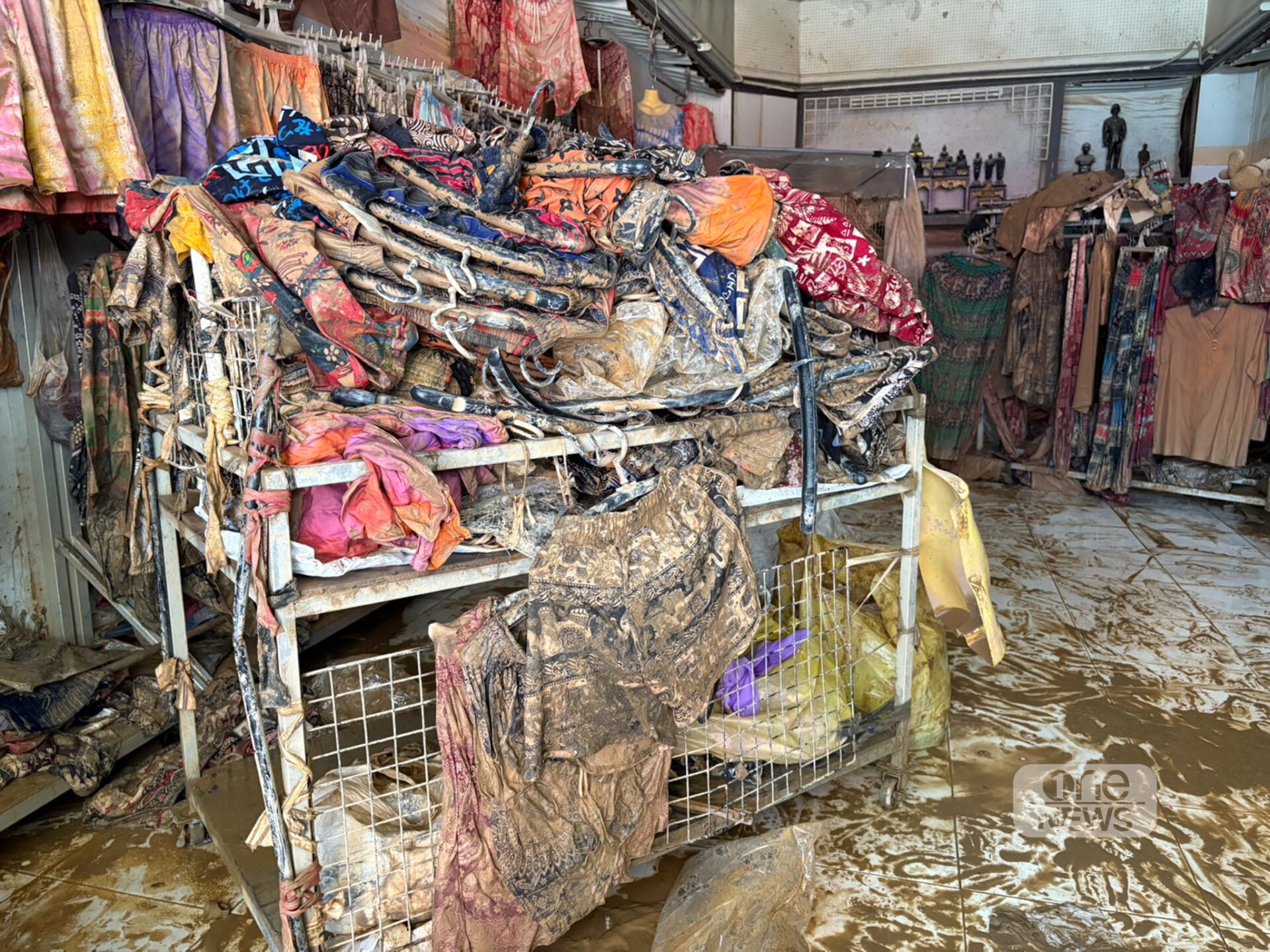 泰南大水灾毁所有70岁服装店老板痛哭如何重新来过7