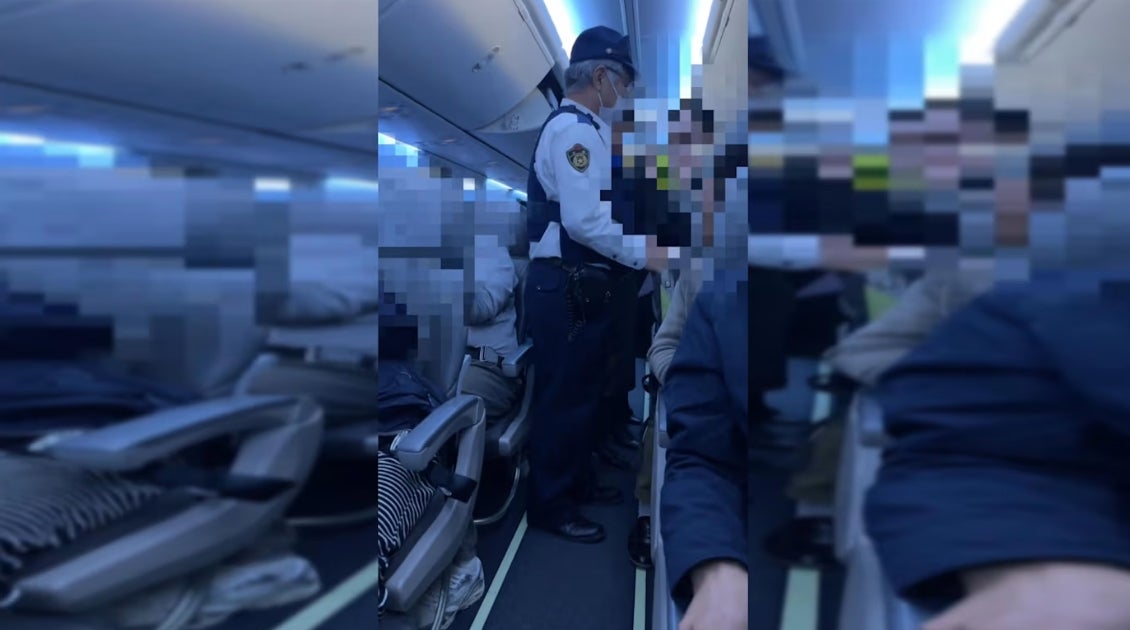 飞机女友调位大闹飞机返航