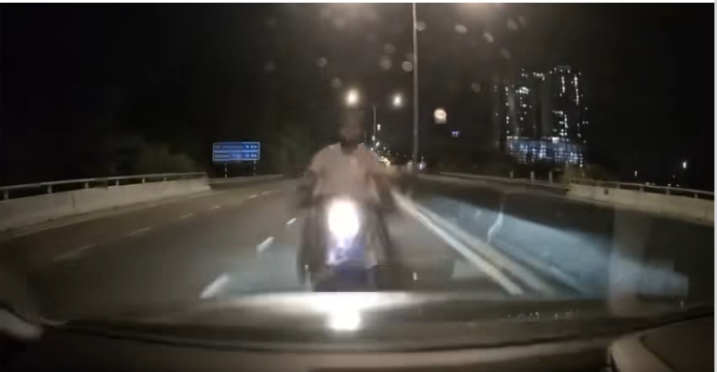 ss 2 摩托骑士逆行车祸撞飞掉车引擎盖睡罗汉睡姿睡觉