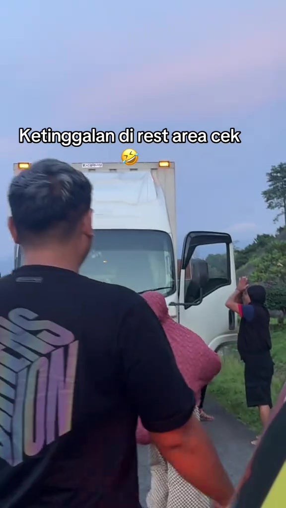 人妻被漏在休息站坐罗里追老公 5