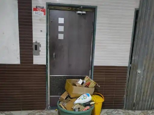 印度77岁老人掉进电梯井底部