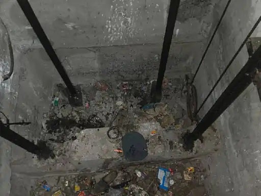 印度77岁老人掉进电梯井底部2