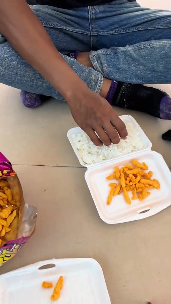 外劳吃白饭配零食 1