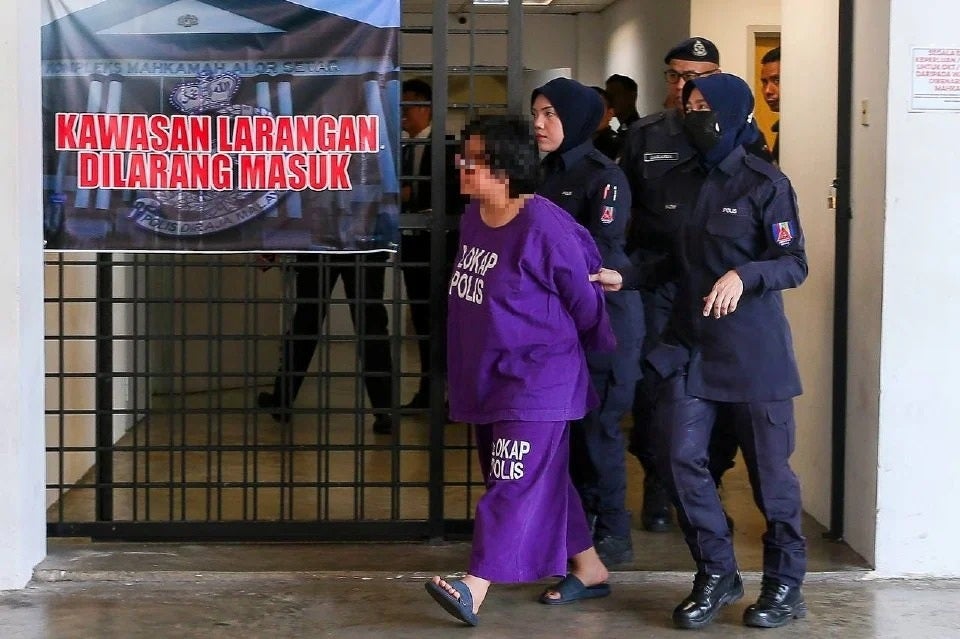 女子对警察中指辱骂宗教攻击同事被逮捕 延扣