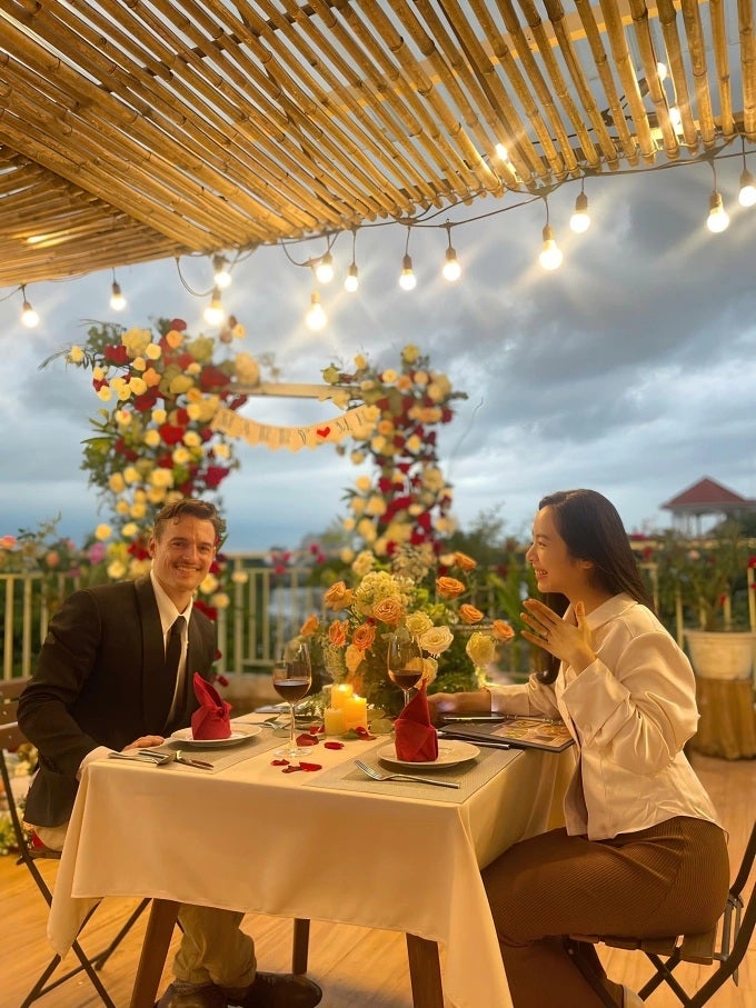 女子给新开餐厅打5星好评老板变老公