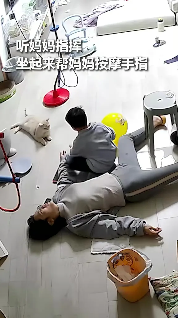 妈妈突然晕倒5岁儿子强人恐惧施救 2