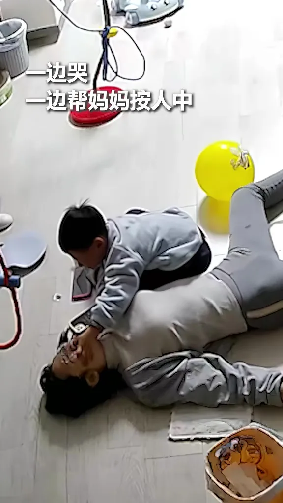 妈妈突然晕倒5岁儿子强人恐惧施救 3