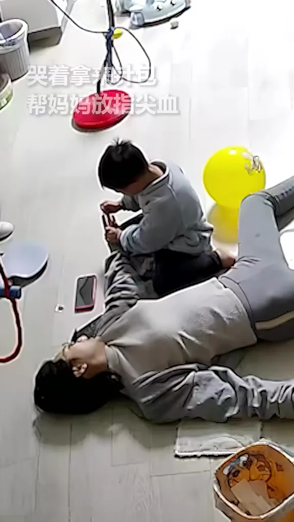 妈妈突然晕倒5岁儿子强人恐惧施救 4