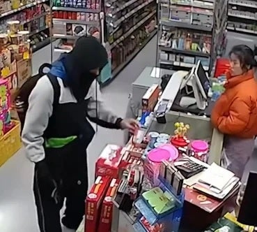 学生带不够钱老板请他吃面包隔天还钱暖心 2