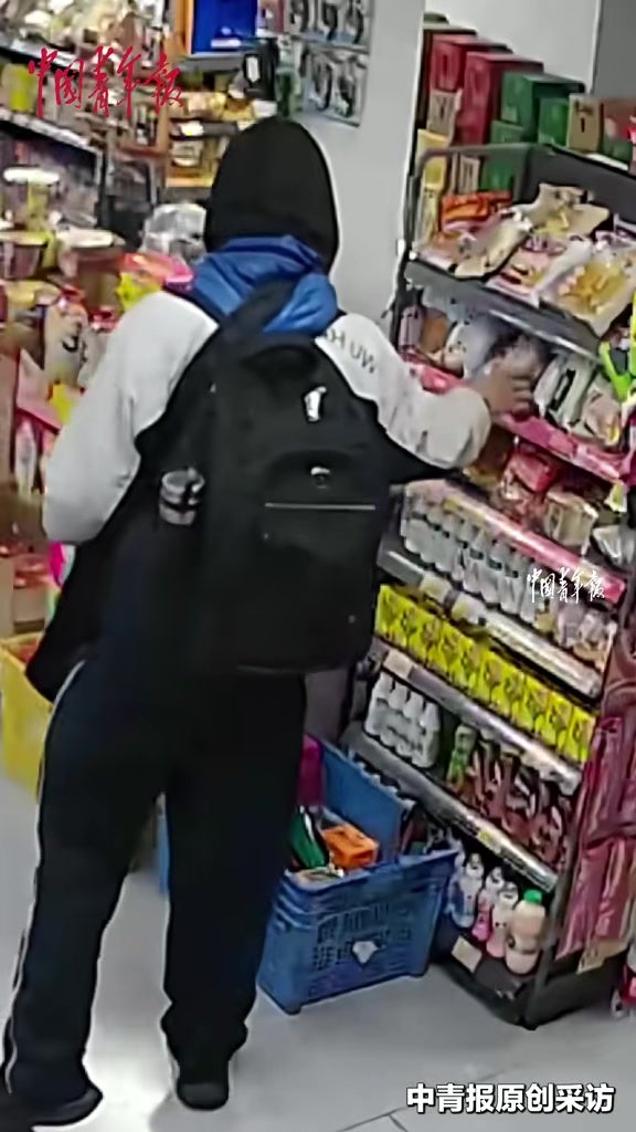 学生带不够钱老板请他吃面包隔天还钱暖心 4 2