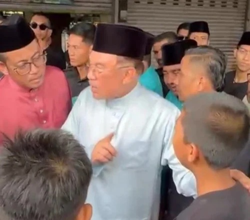 小学生跟安华反应学校老师经常缺席厕所损坏问题2