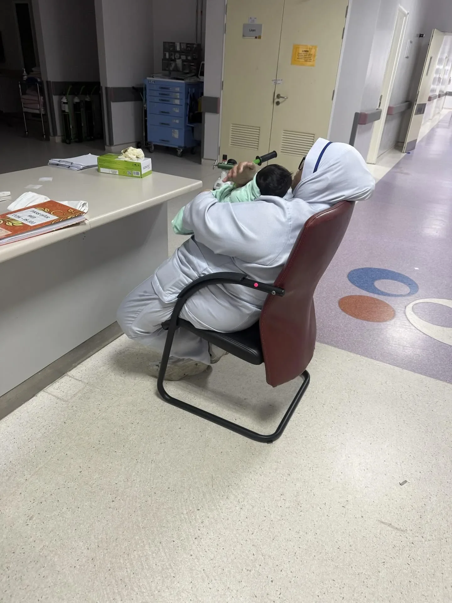 新手母亲照顾新生儿崩溃护士长接手照顾