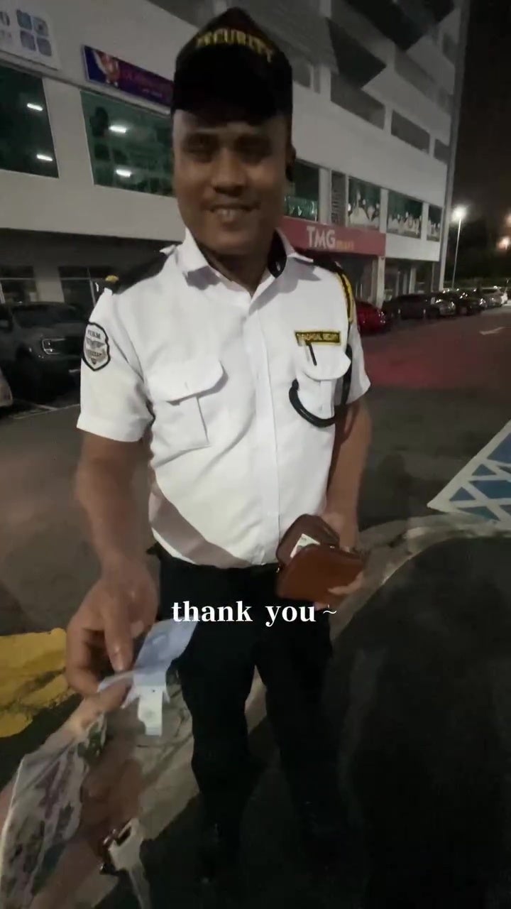 男子差rm2停车费保安abang掏钱借他 1