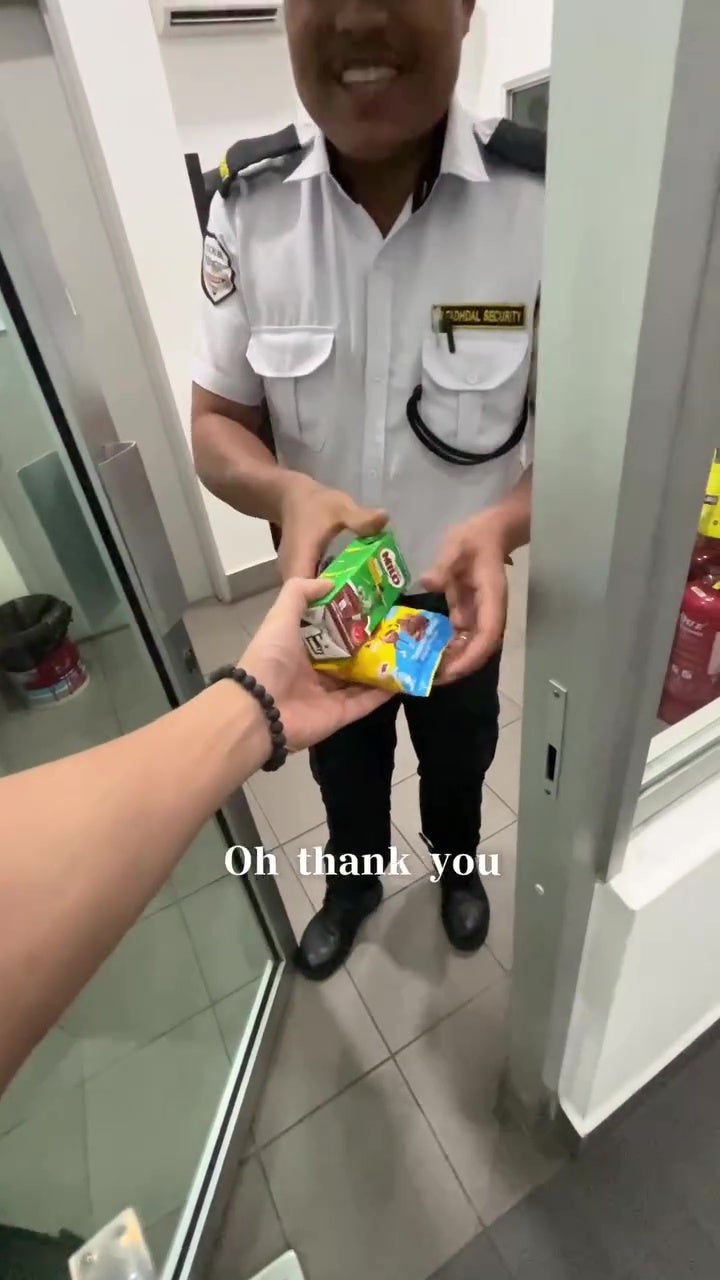 男子差rm2停车费保安abang掏钱借他 7