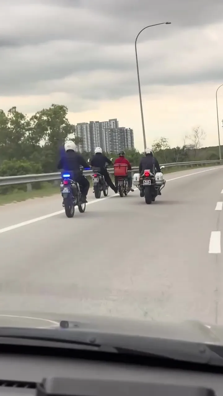 送餐员摩托车故障4警察帮忙护送到修车厂 1