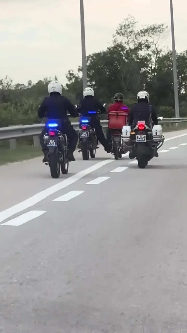 送餐员摩托车故障4警察帮忙护送到修车厂 3