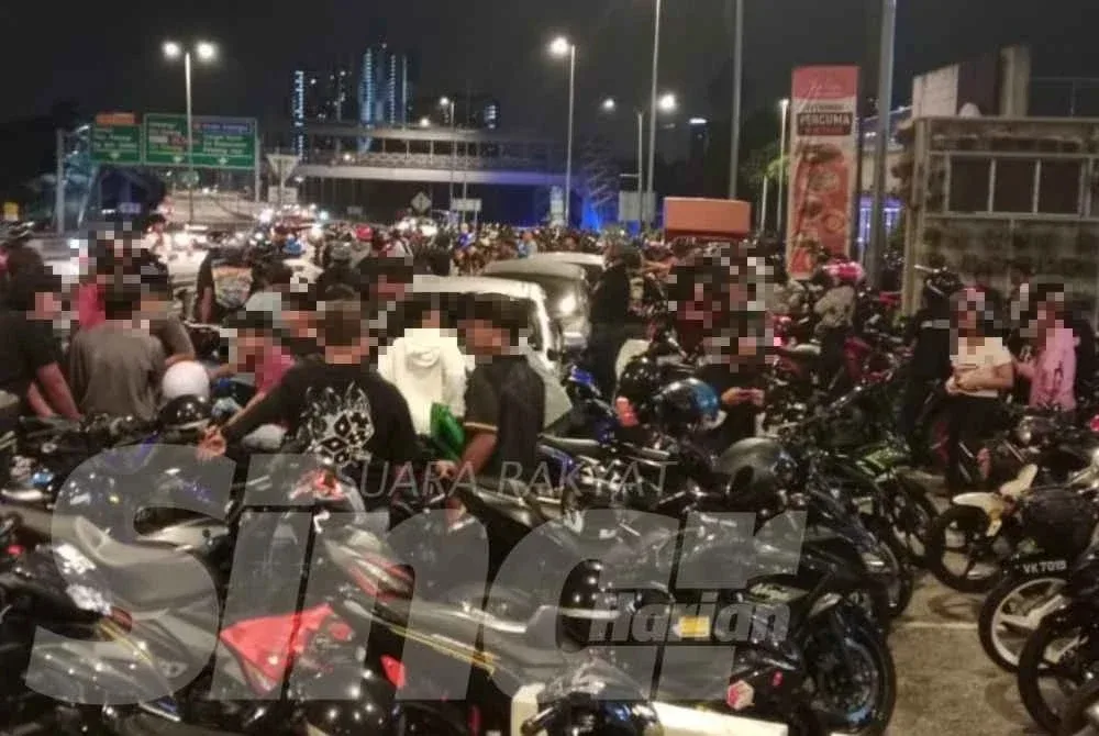 飙车族改装摩托车父母不在乎只要自己缴付罚款3