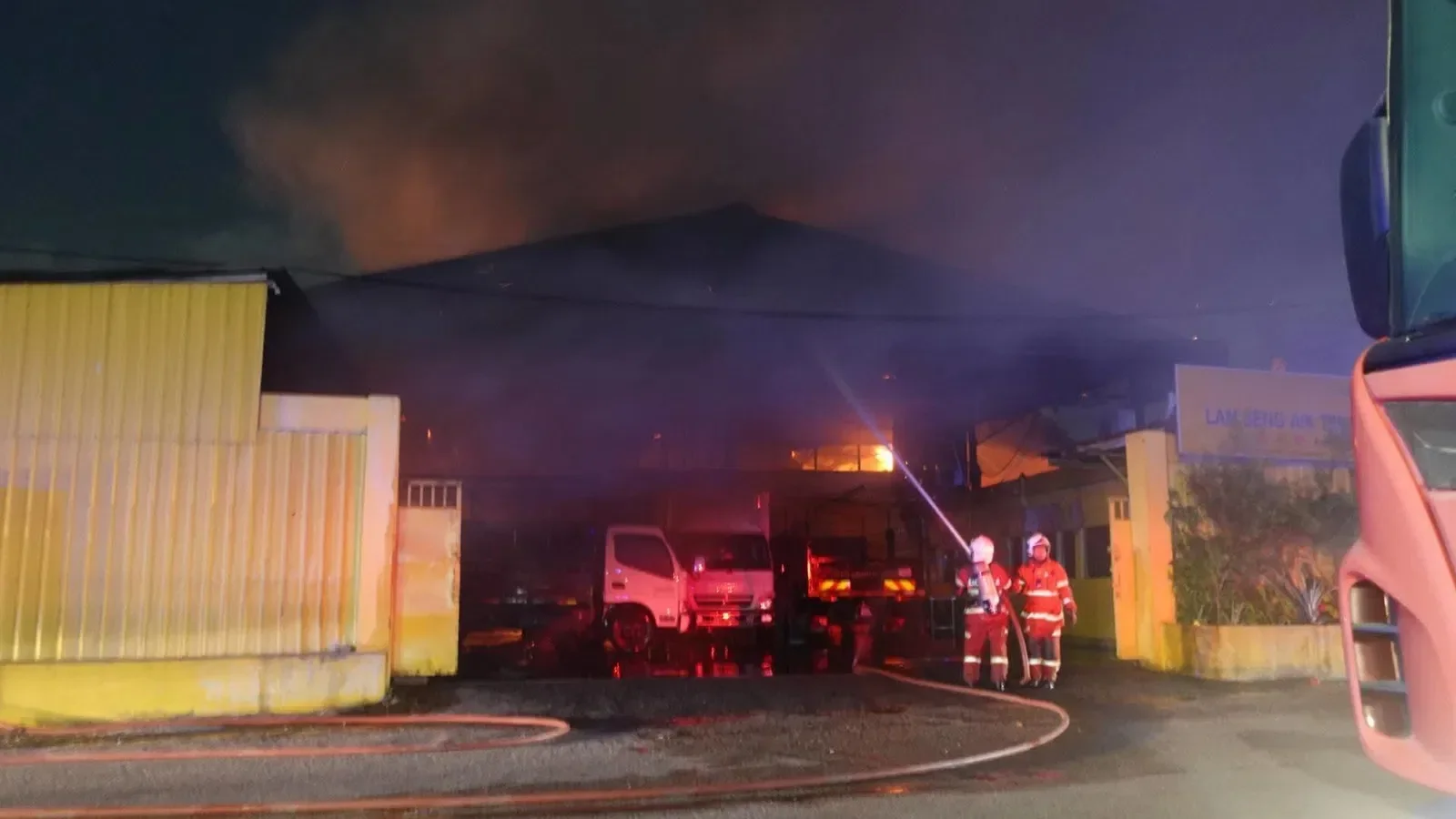 76.8吨年柑被烧毁吉兰丹仓库2